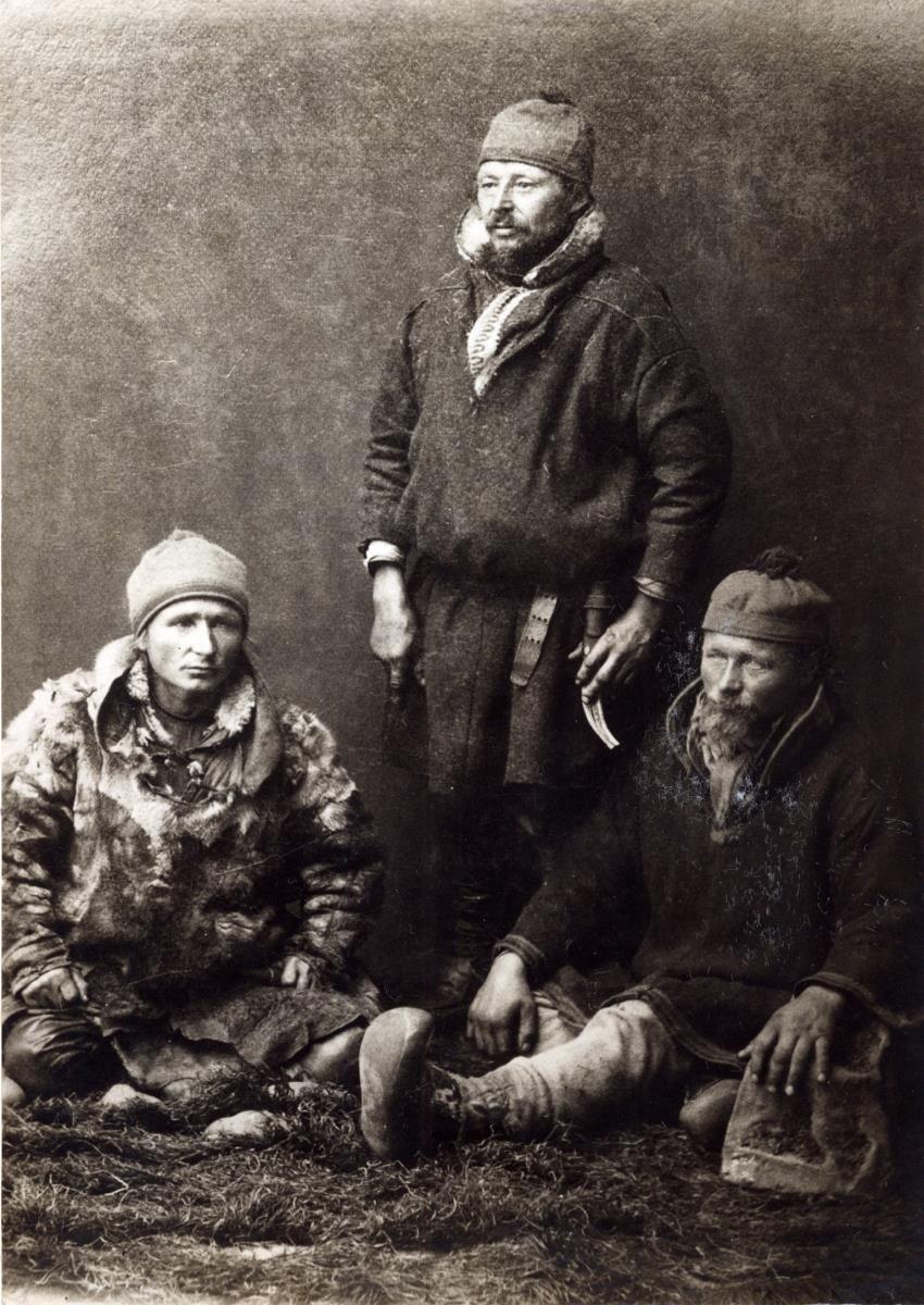 Atelieraufnahme von drei Samen aus Hattfjelldal