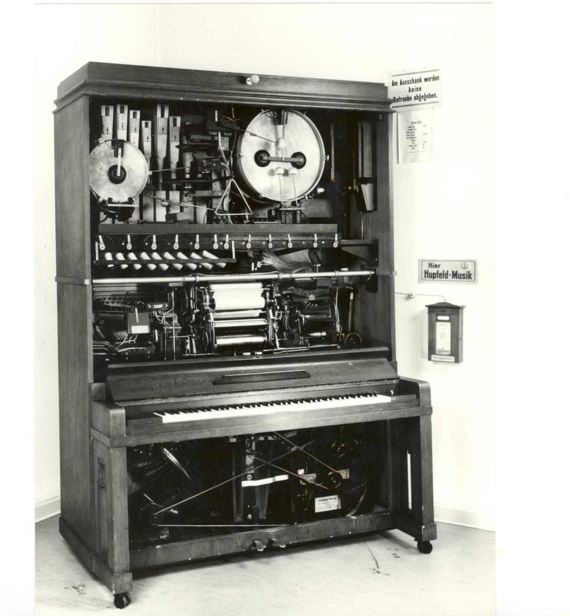Hupfeld-Sinfonie-Jazz-Orchestrion 
Piano mit Selbstspiel-Einrichtung