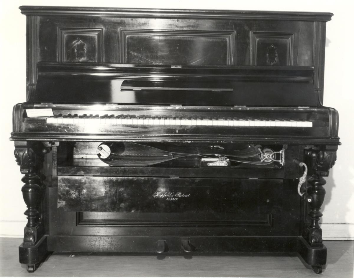 Kurbelklavier mit pneumatischer Spielvorrichtung