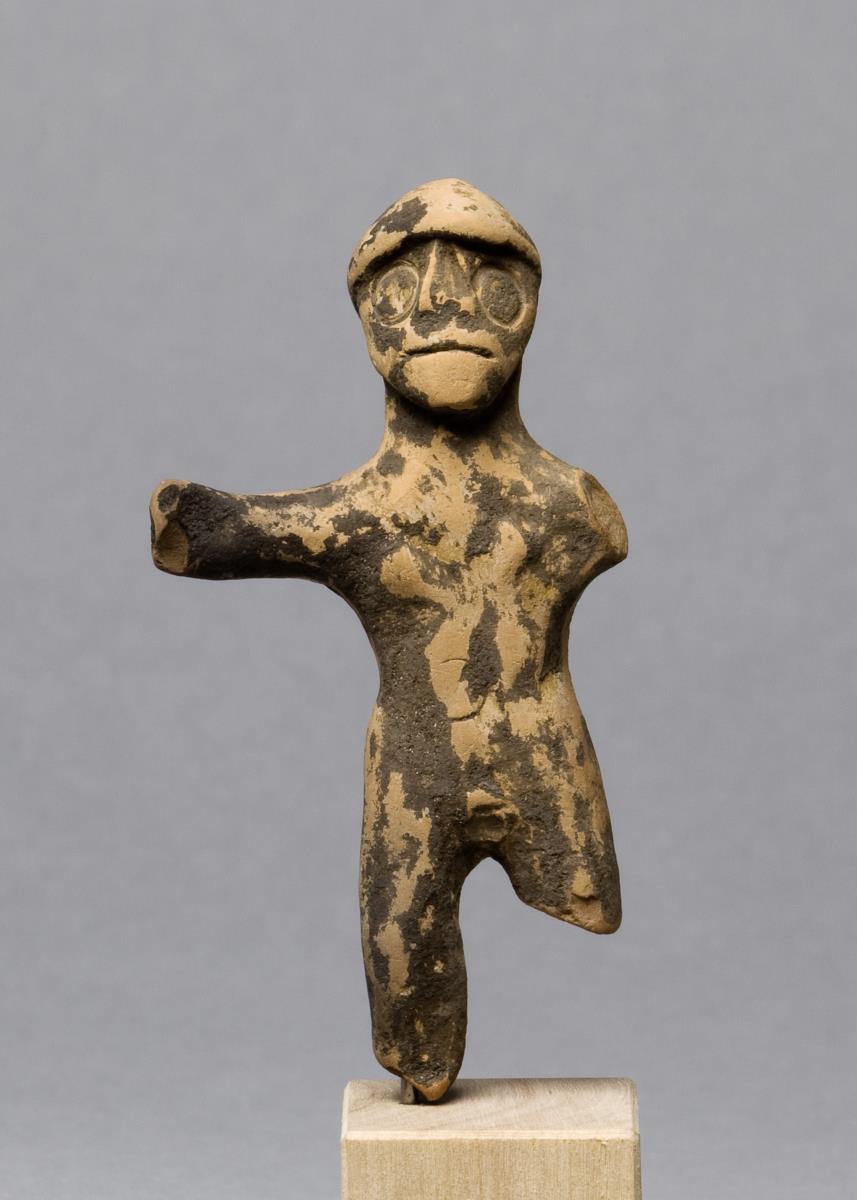 Kriegerstatuette mit Kopfbedeckung