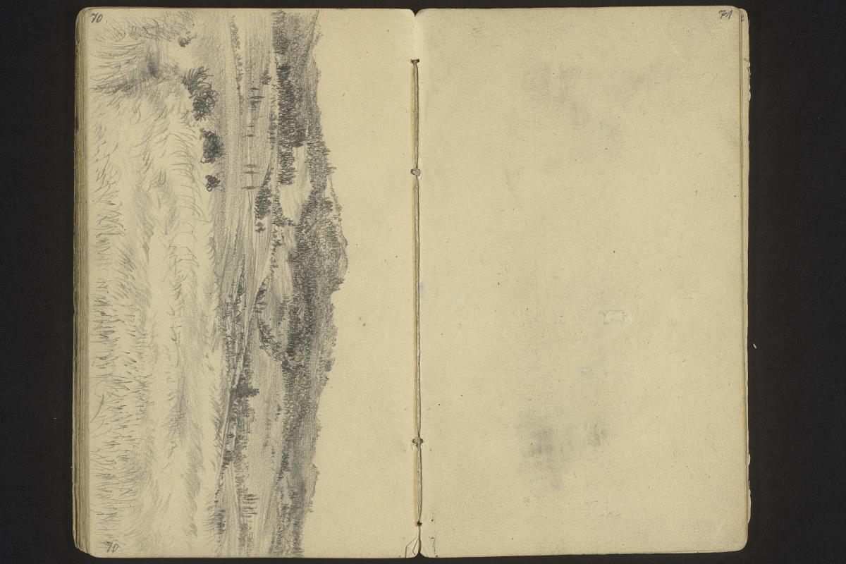 Weite Landschaft mit Erhebung im Hintergrund