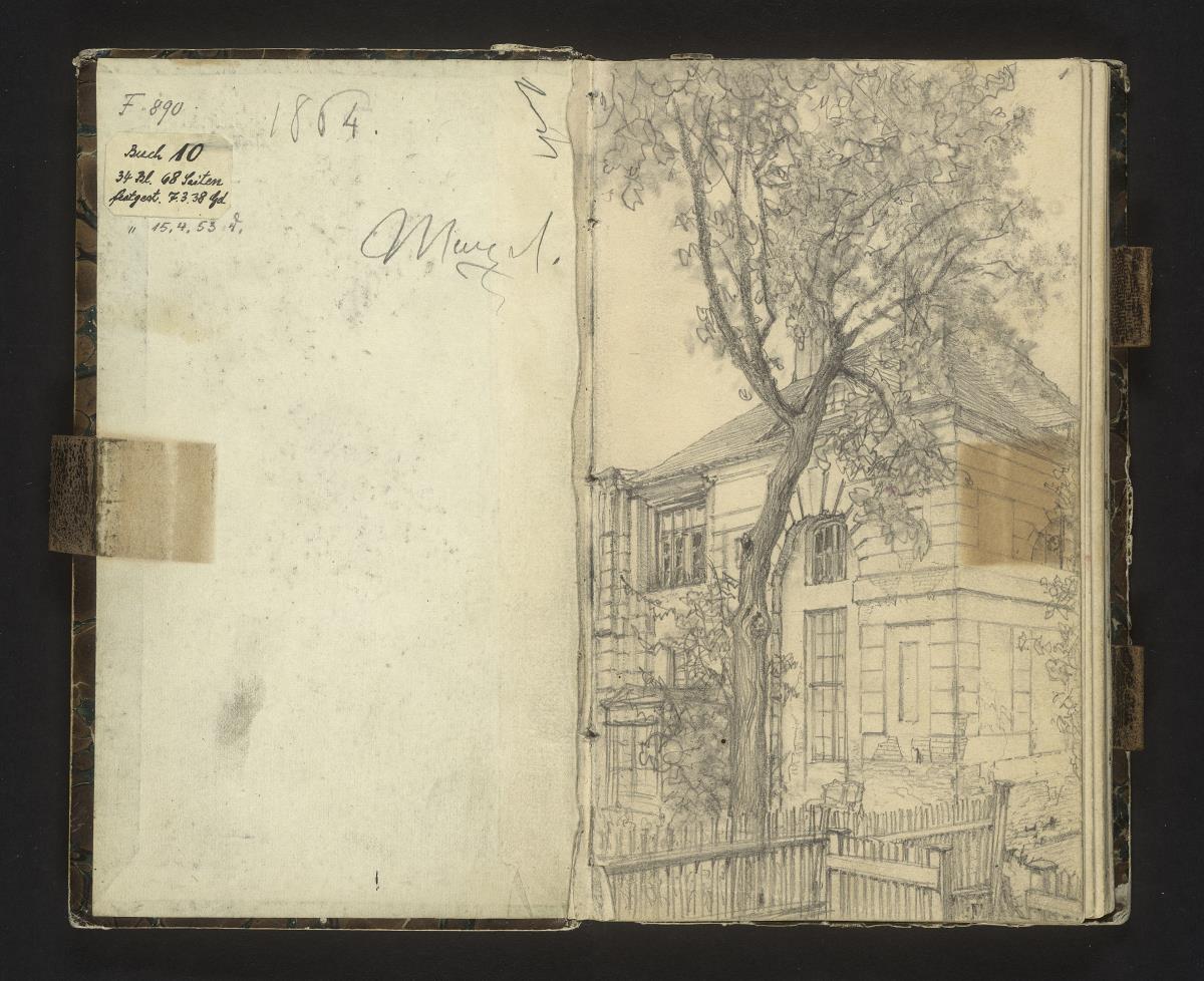 Altes Wohnhaus mit Baum und Zaun davor