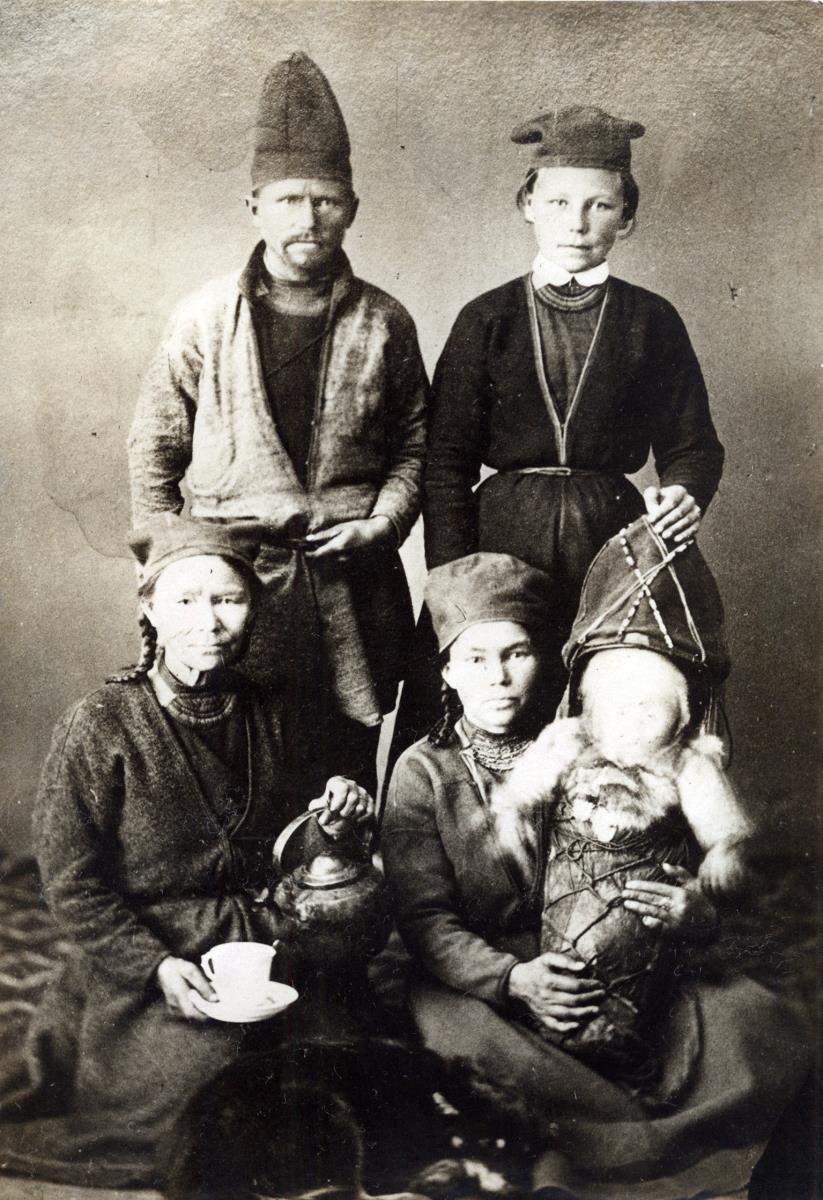 Atelieraufnahme einer Familie aus Hattfjelldal