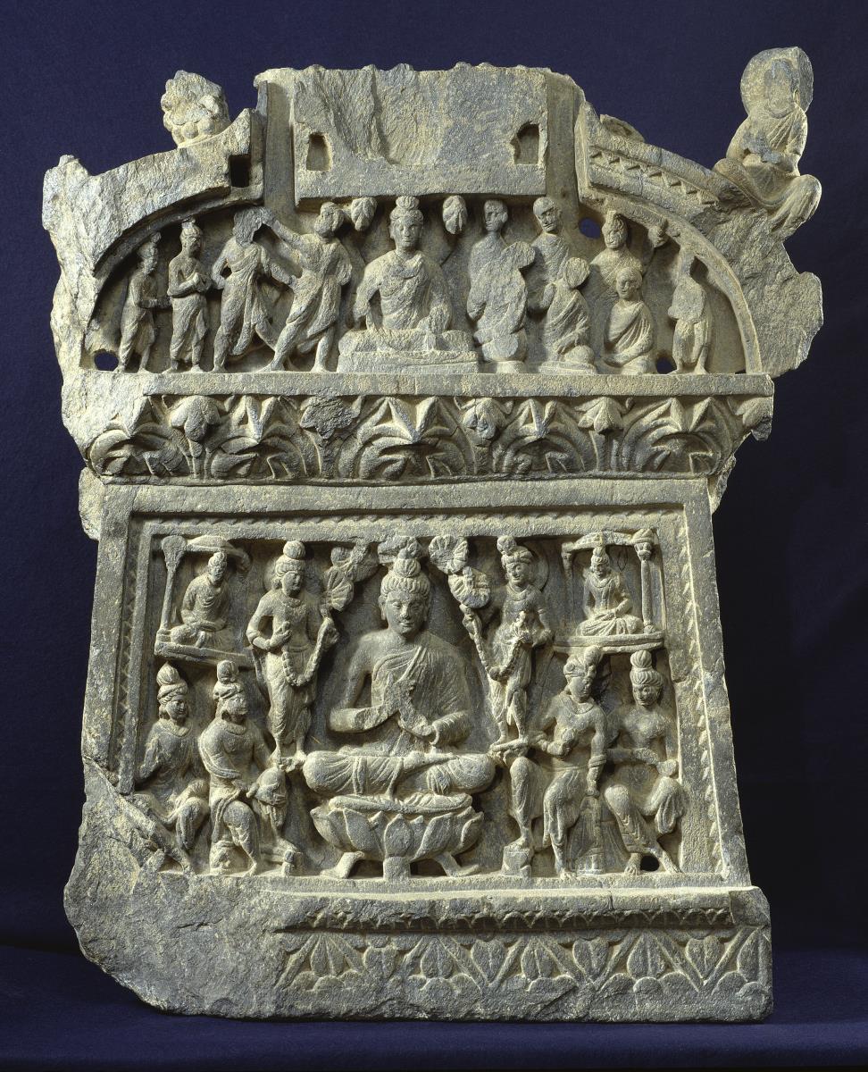 Stupagiebel mit zwei Szenen: Verehrung eines sitzenden Buddha in Schutzgeste (abhaya-mudra, oben); komplexe Szene mit sitzendem Buddha in Lehrgeste (dharmachakra-mudra) auf großem Lotossockel (unten)