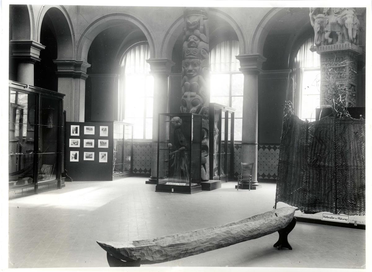 Blick in die Sonderausstellung "Indianer-Kulturen aus dem Grenzgebiet Bolivien-Brasilien. Ergebnisse der Forschungsreise Dr. Heinrich Snethlage 1933/34" im Lichthof des Museums für Völkerkunde I (15. Aug. - 15. Nov. 1935)
