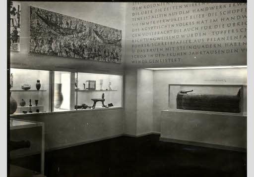 Blick in die Koje der Ägyptischen Abteilung auf der "Ersten Internationalen Handwerksausstellung" im Messegelände unterm Funkturm, Haupthalle (West) (20. Mai - 10. Juli 1938)