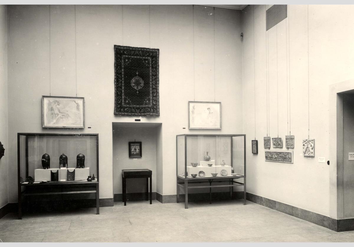 Blick in die Sonderausstellung der Islamischen Abteilung "Neuerwerbungen seit 1933" in der Vorhalle des Pergamonmuseums (1. Juli 1936 - 30. Juni 1937)