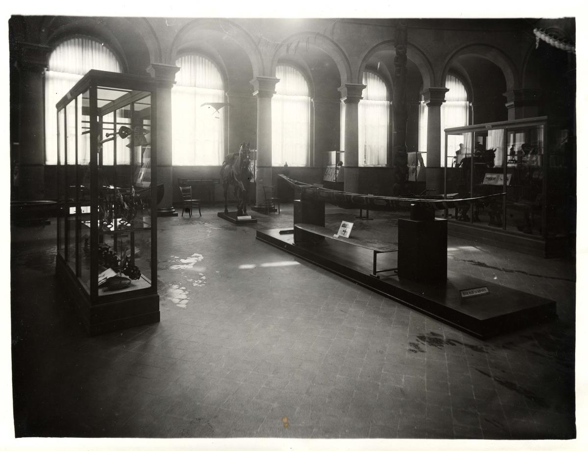 Blick in die Sonderausstellung des Museums für Völkerkunde "Sport der außereuropäischen Völker" im Lichthof in der Saarlandstraße (Aug. - Sept. 1936)