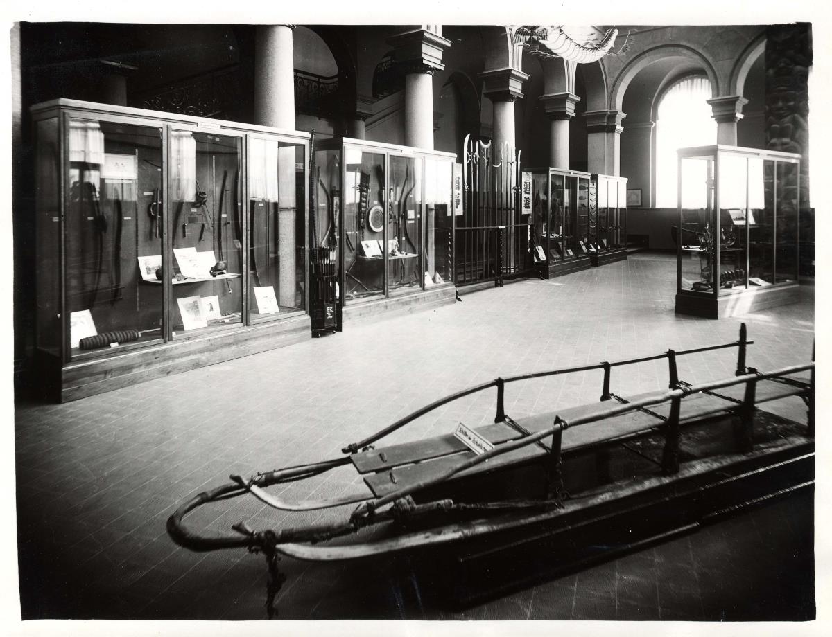 Blick in die Sonderausstellung des Museums für Völkerkunde "Sport der außereuropäischen Völker" im Lichthof in der Saarlandstraße (Aug. - Sept. 1936)