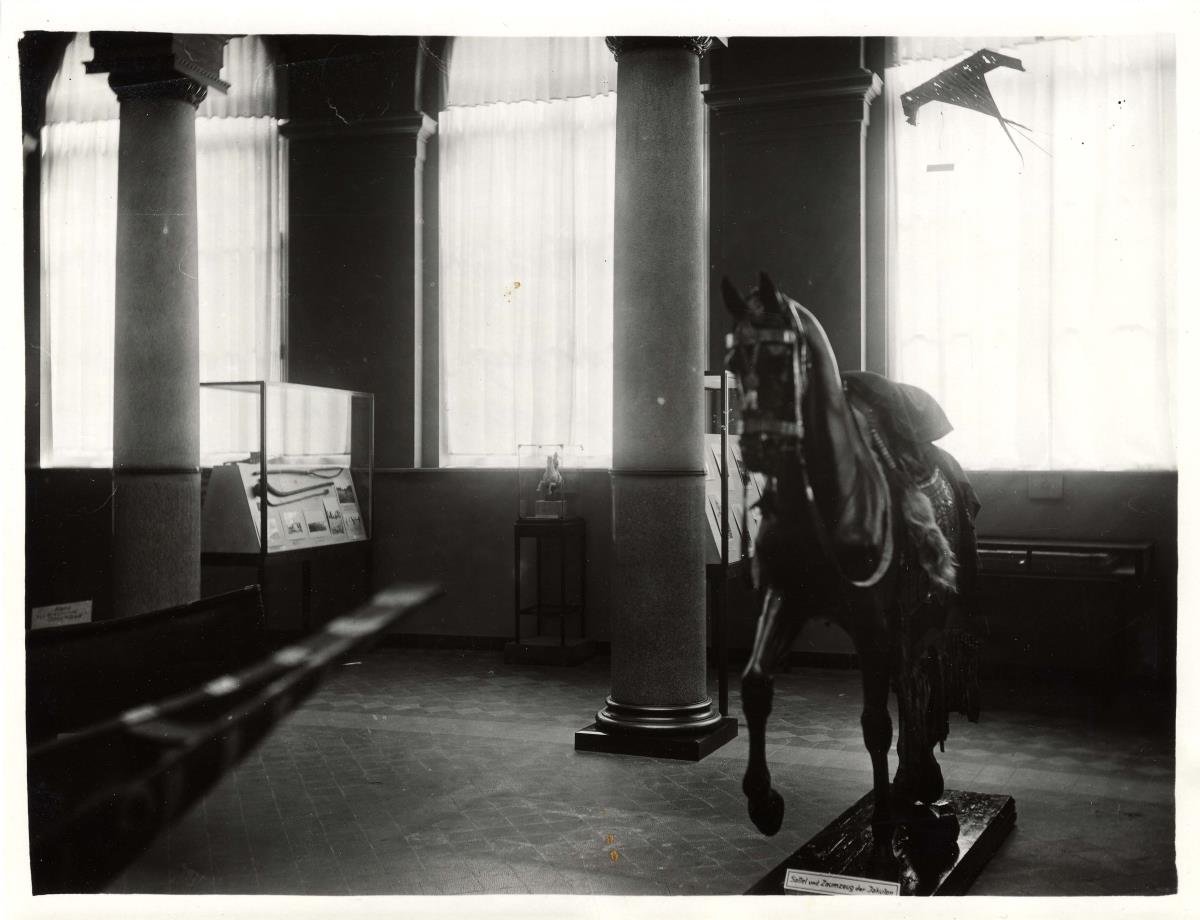 Blick in die Sonderausstellung des Museums für Völkerkunde "Sport der außereuropäischen Völker" im Lichthof in der Saarlandstraße (Aug. - Sept. 1936)