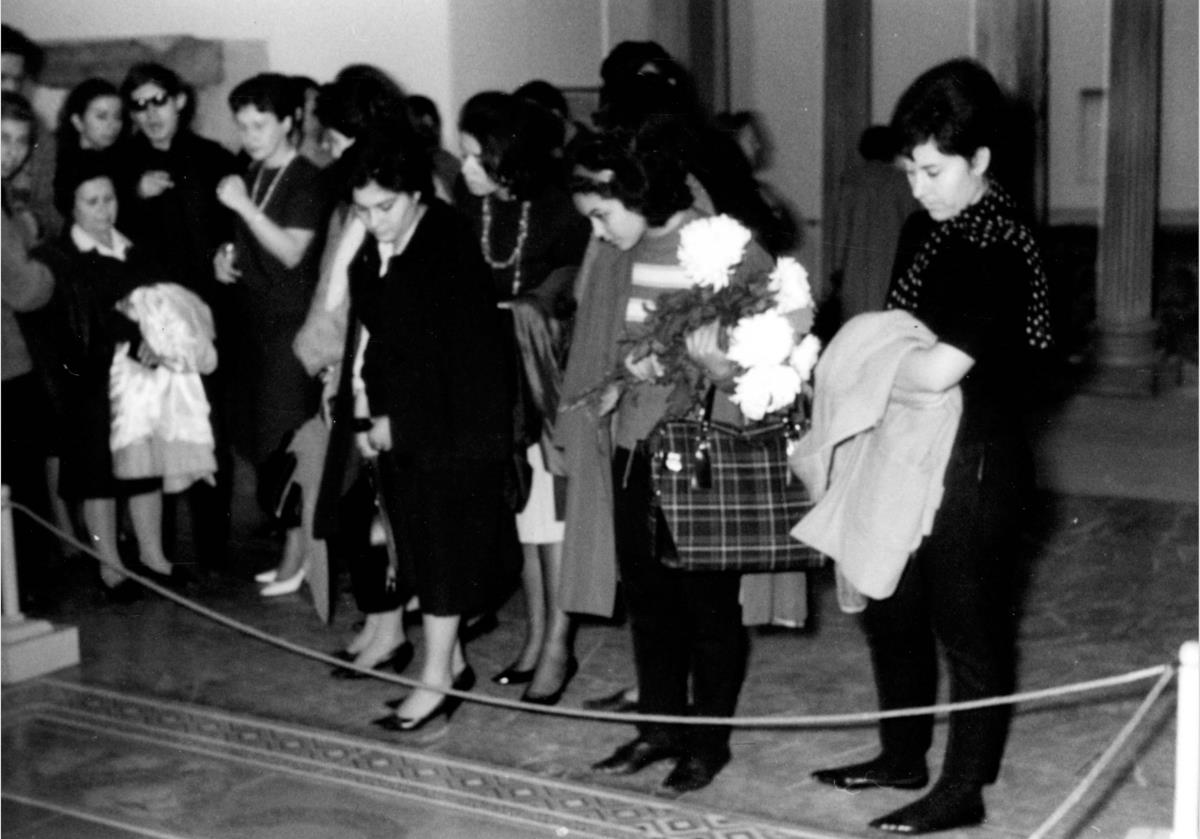Besuchergruppe vor einem Bodenmosaik im Rahmen einer Führung durch die Antikensammlung im Pergamonmuseum, geleitet von der kommissarischen Direktorin der Antikensammlung Elisabeth Rohde