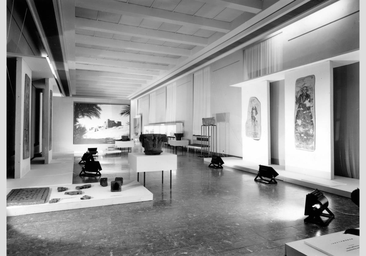 Blick in die Wanderausstellung "Faras" im Alten Museum, Ausgrabungen des Nationalmuseums Warschau im Rahmen der Unesco-Aktion "Rettet die Alterthümer Nubiens" (22. Okt. 1968 - Apr. 1969)