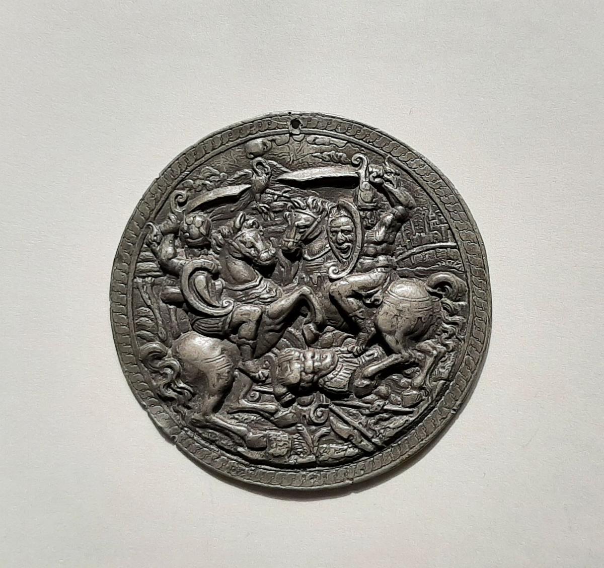Runde Plakette mit Reiterkampf
