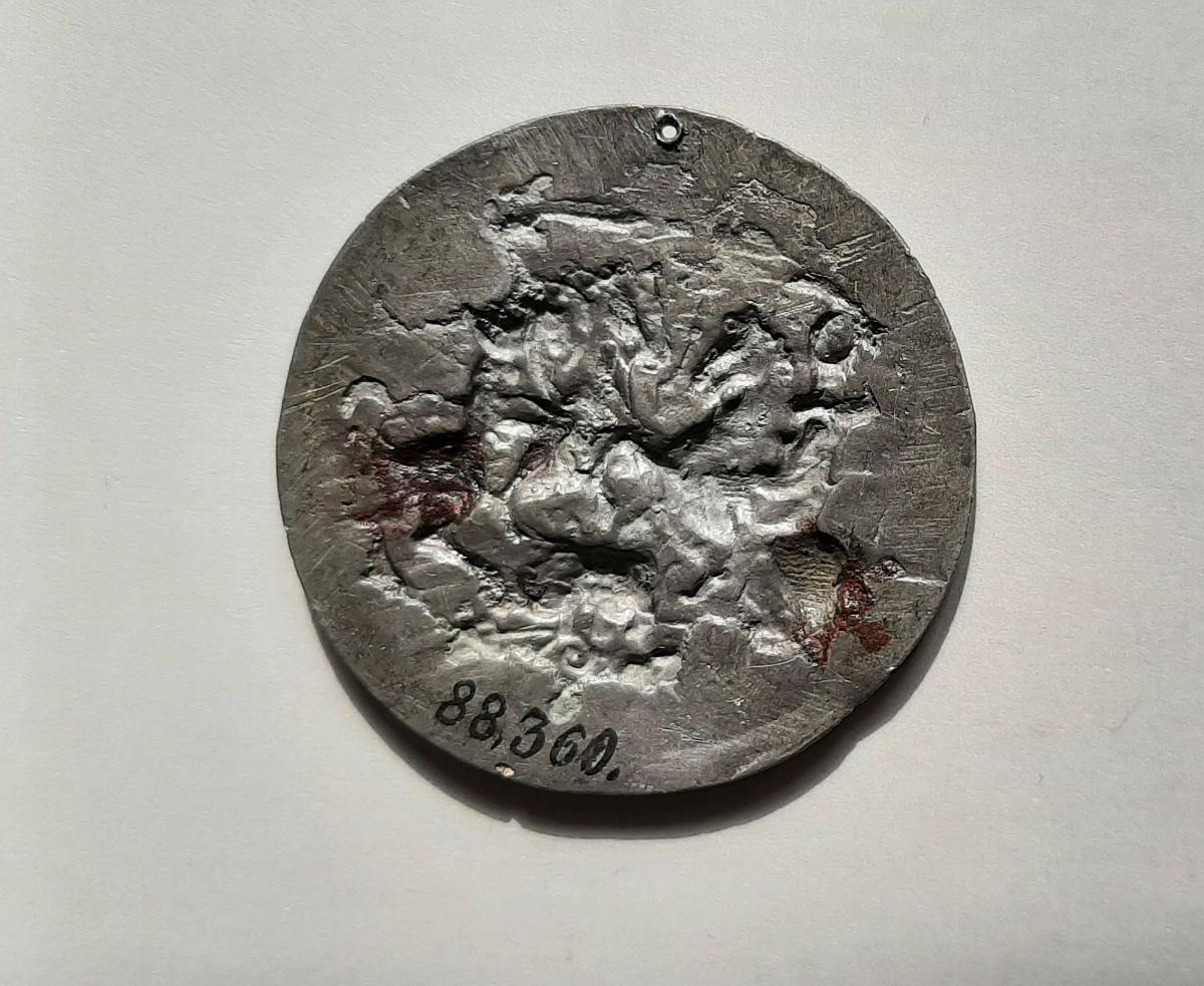 Runde Plakette mit Reiterkampf