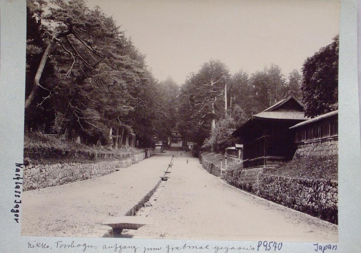 Toshogu: Aufgang zum Grabmal Yeyasus