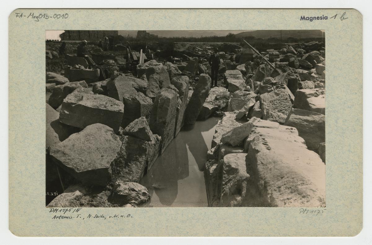 Magnesia am Mäander, Artemision, Sturzfeld der Nordseite