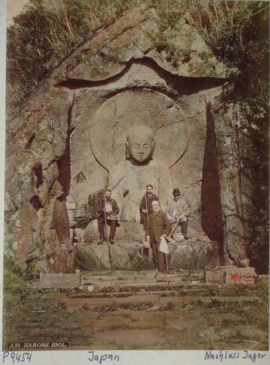 Reisende vor einem Steinbuddha in Hakone
