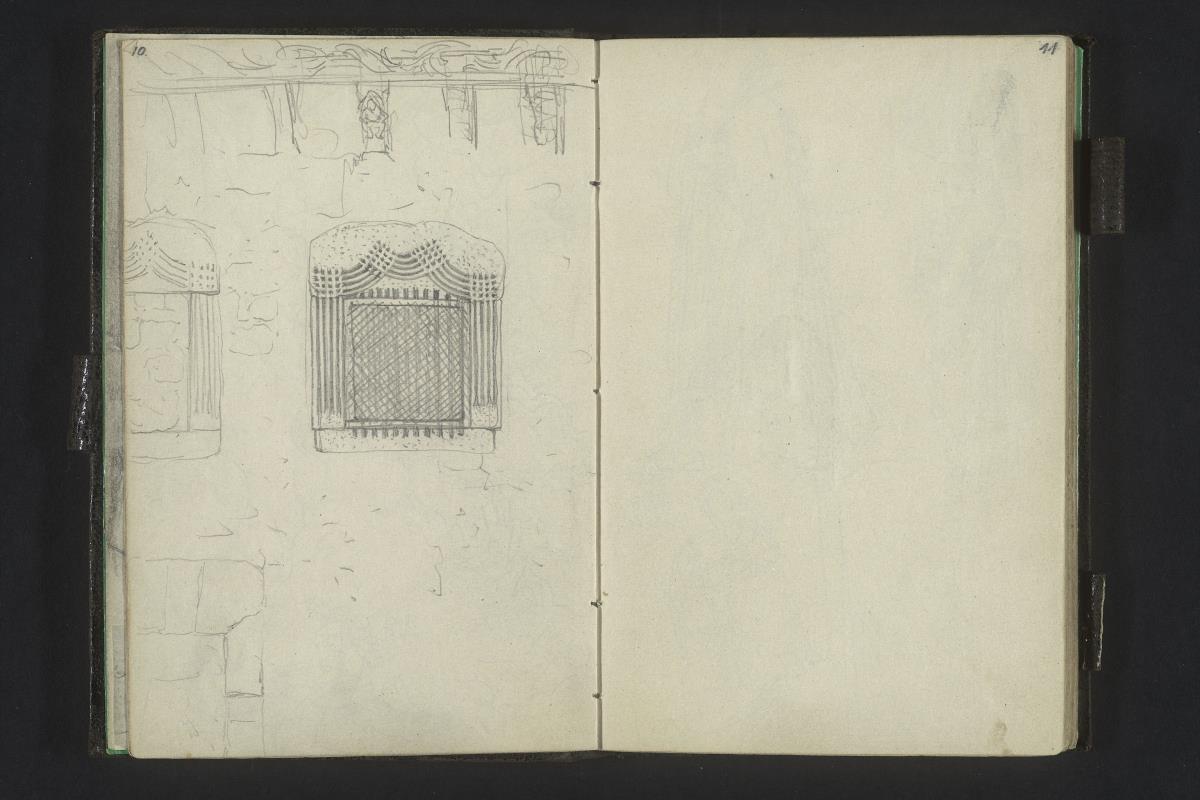 Hausfassade mit Vorhangbogenfenstern und verzierten Gebälkträgern