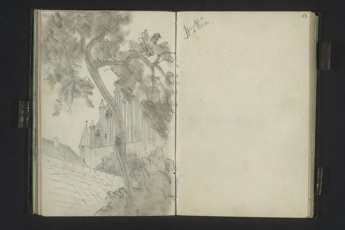Giebel der Klosterkirche St. Johann in Stettin hinter Dächern und einem Baum