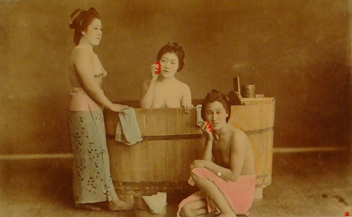 Japanische Mädchen beim Baden