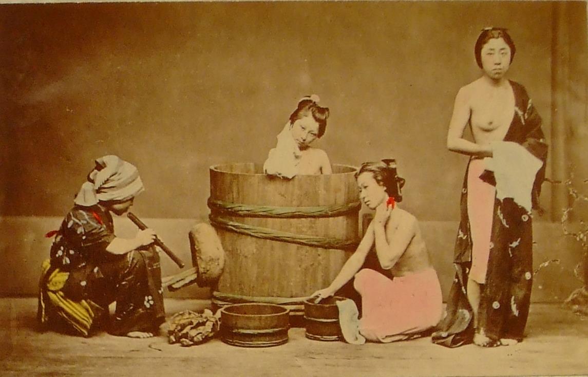 Japanische Mädchen beim Baden