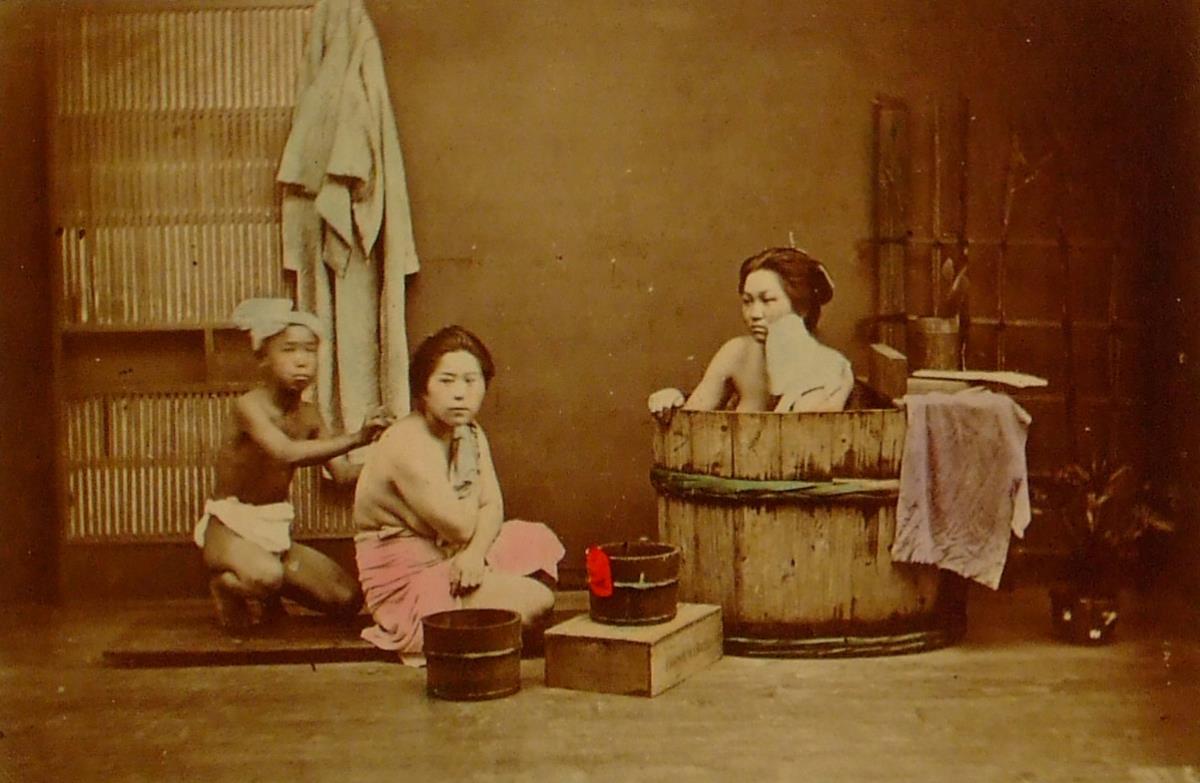 Japanische Mädchen beim Baden
