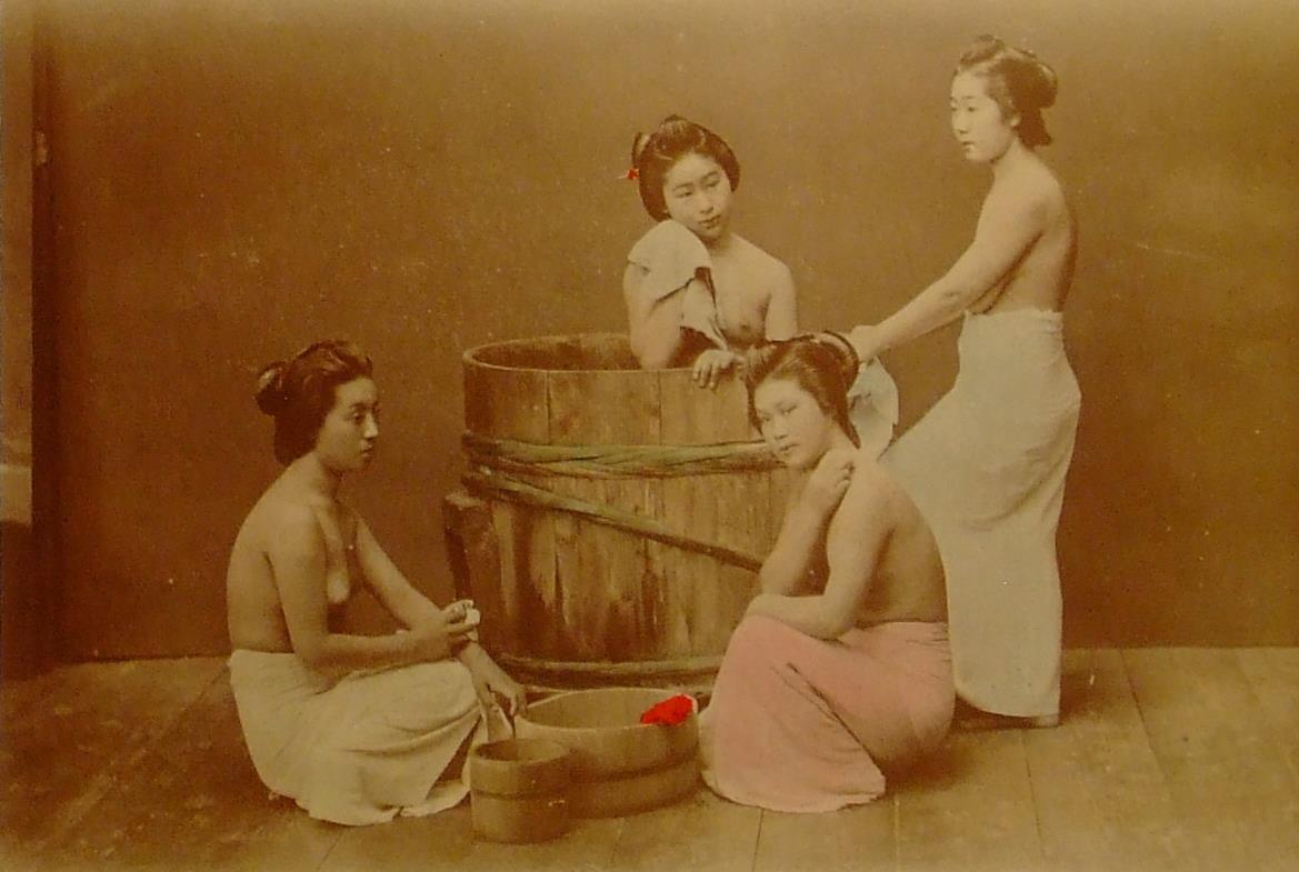Japanische Mädchen beim Baden