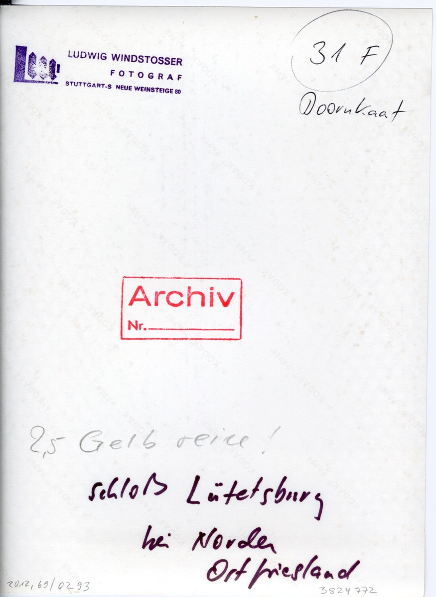 Doornkaat, Torturm von Schloss Lütetsburg bei Norden mit Brücke und Wassergraben