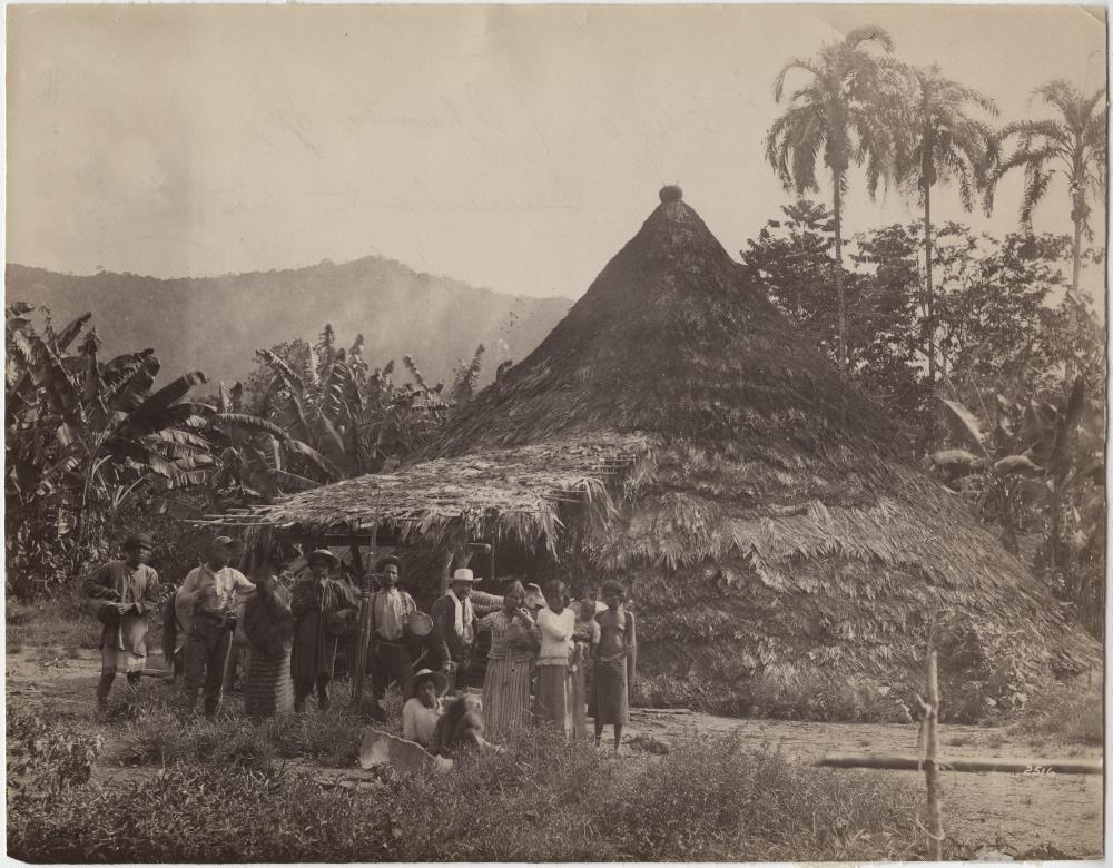 Personen vor einer Hütte (Talamanca, Costa Rica)