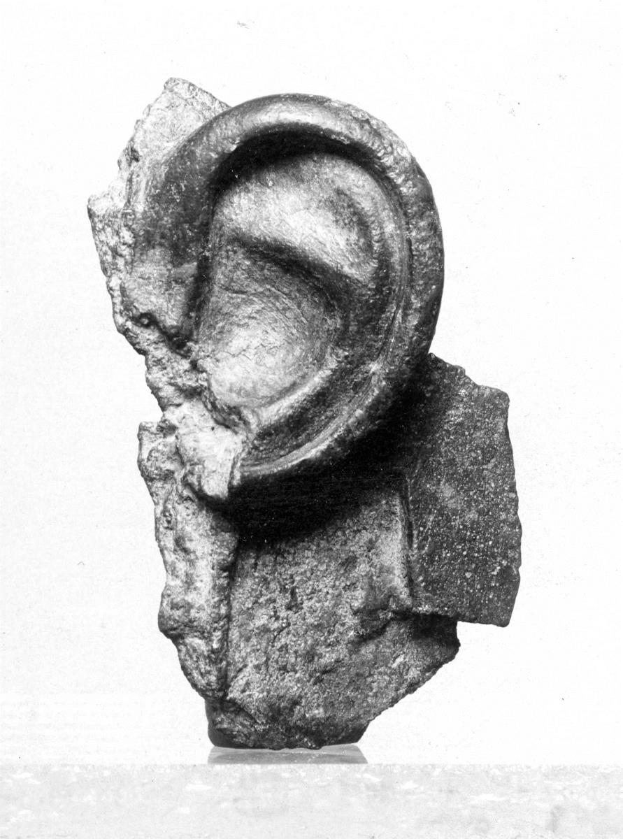 Linkes Ohr eines unterlebensgroßen behelmten Kopfes (Fragment einer Bronzestatue)