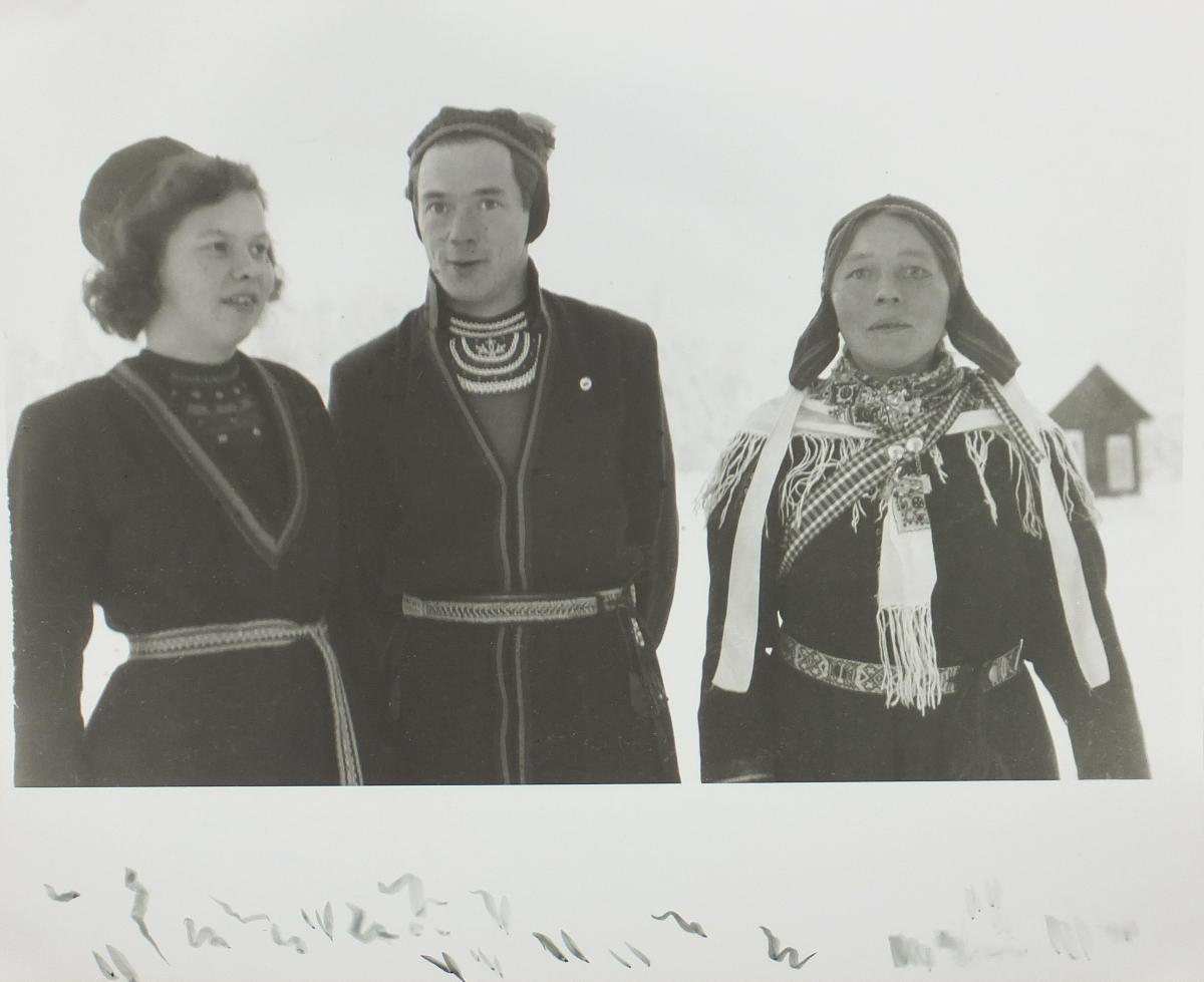 Zwei Frauen und ein Mann in Tracht