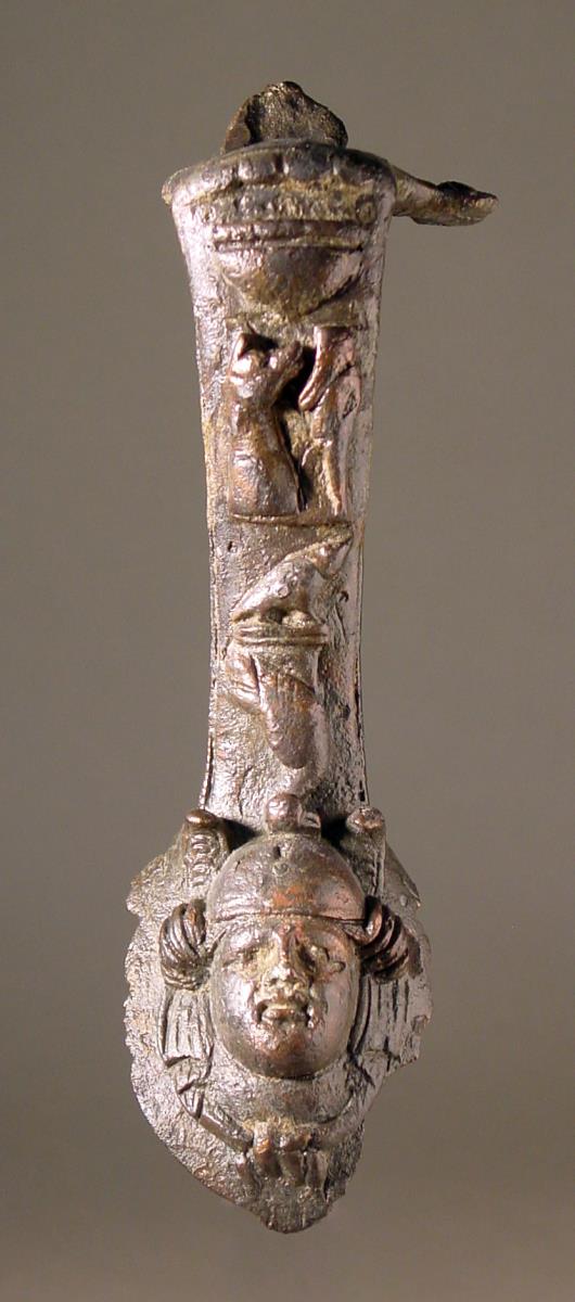 Römischer Kannenhenkel mit bildlicher Verzierung in Relief (ägyptische Motive), als Daumenauflage oben Uräusschlange, ...