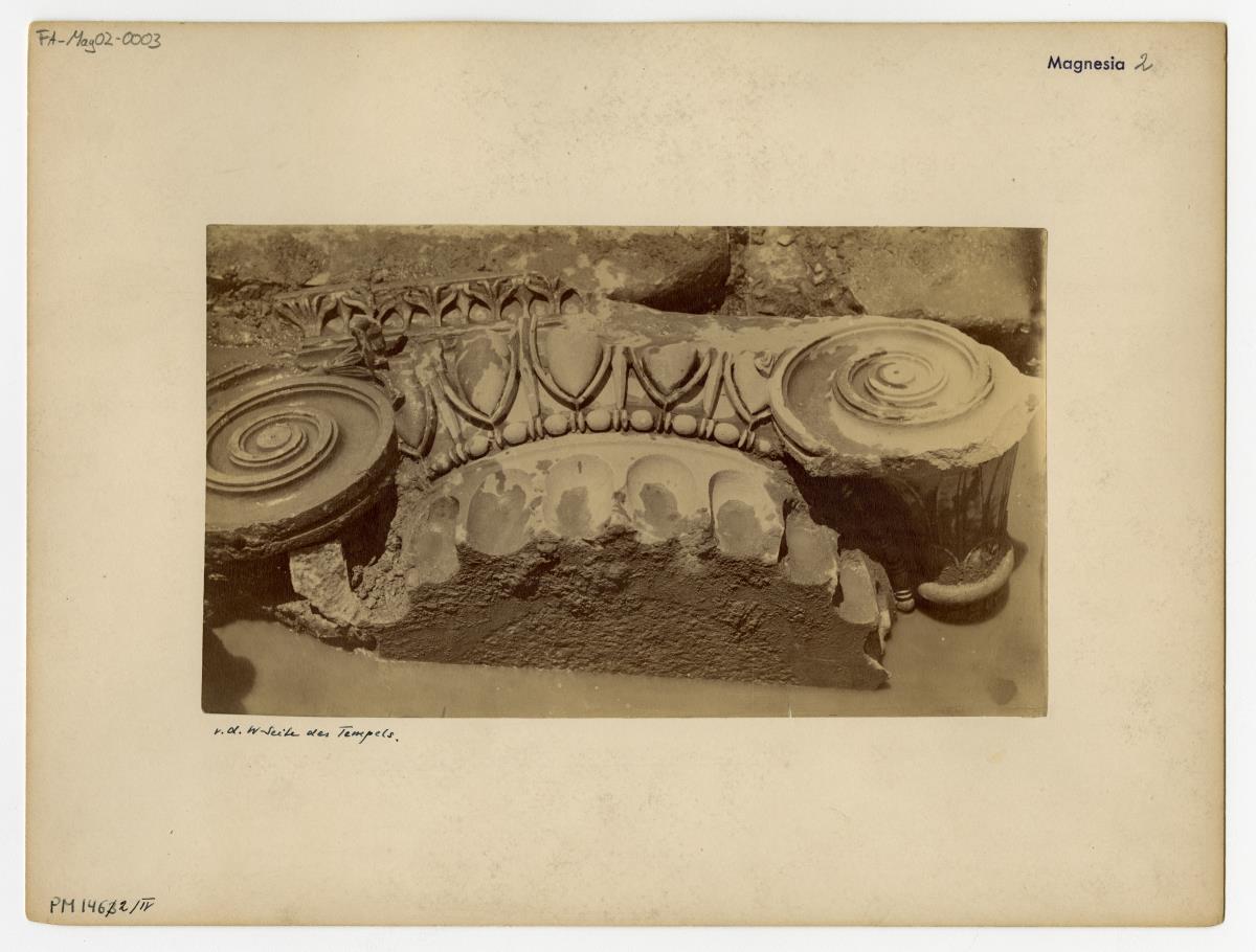 Magnesia am Mäander, Artemision, Westseite, Kapitell