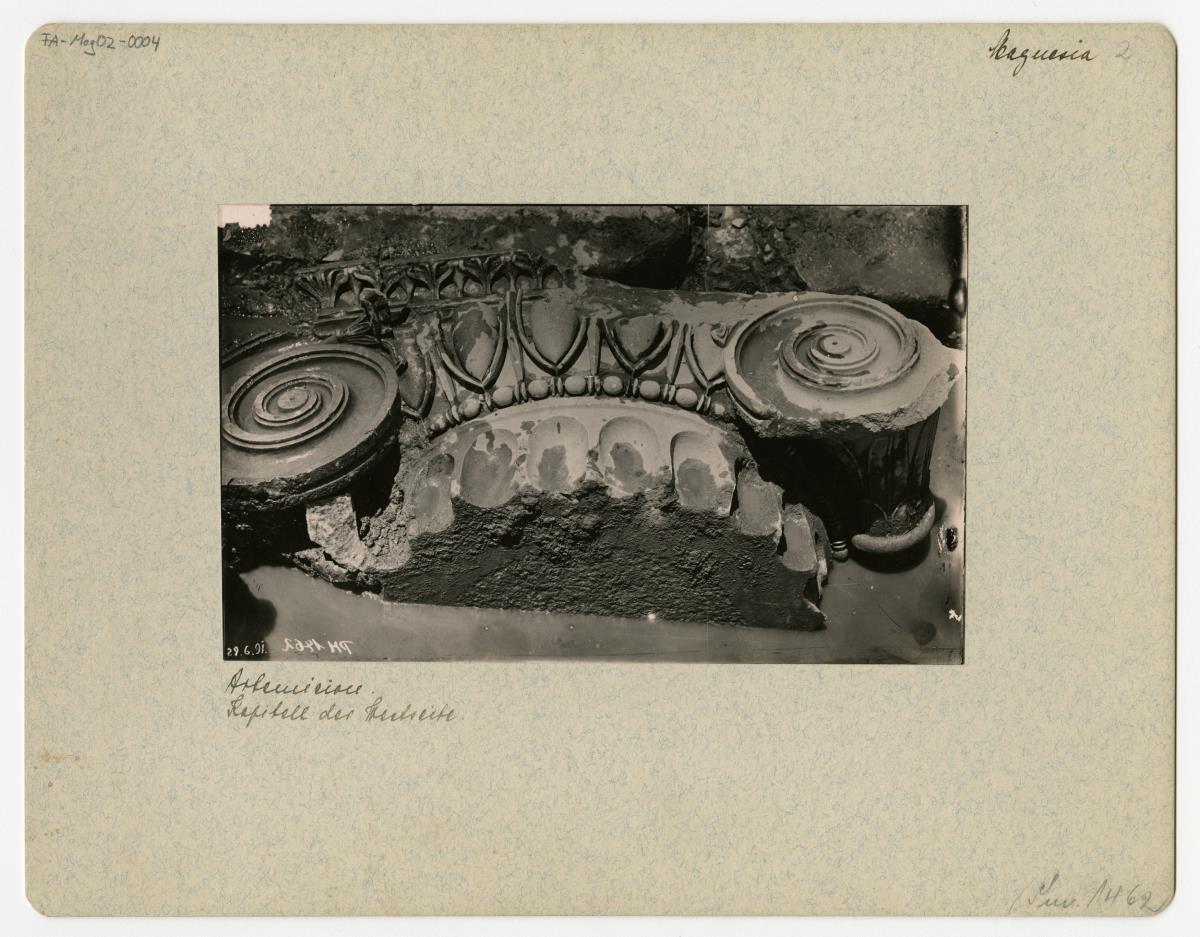 Magnesia am Mäander, Artemision, Westseite, Kapitell