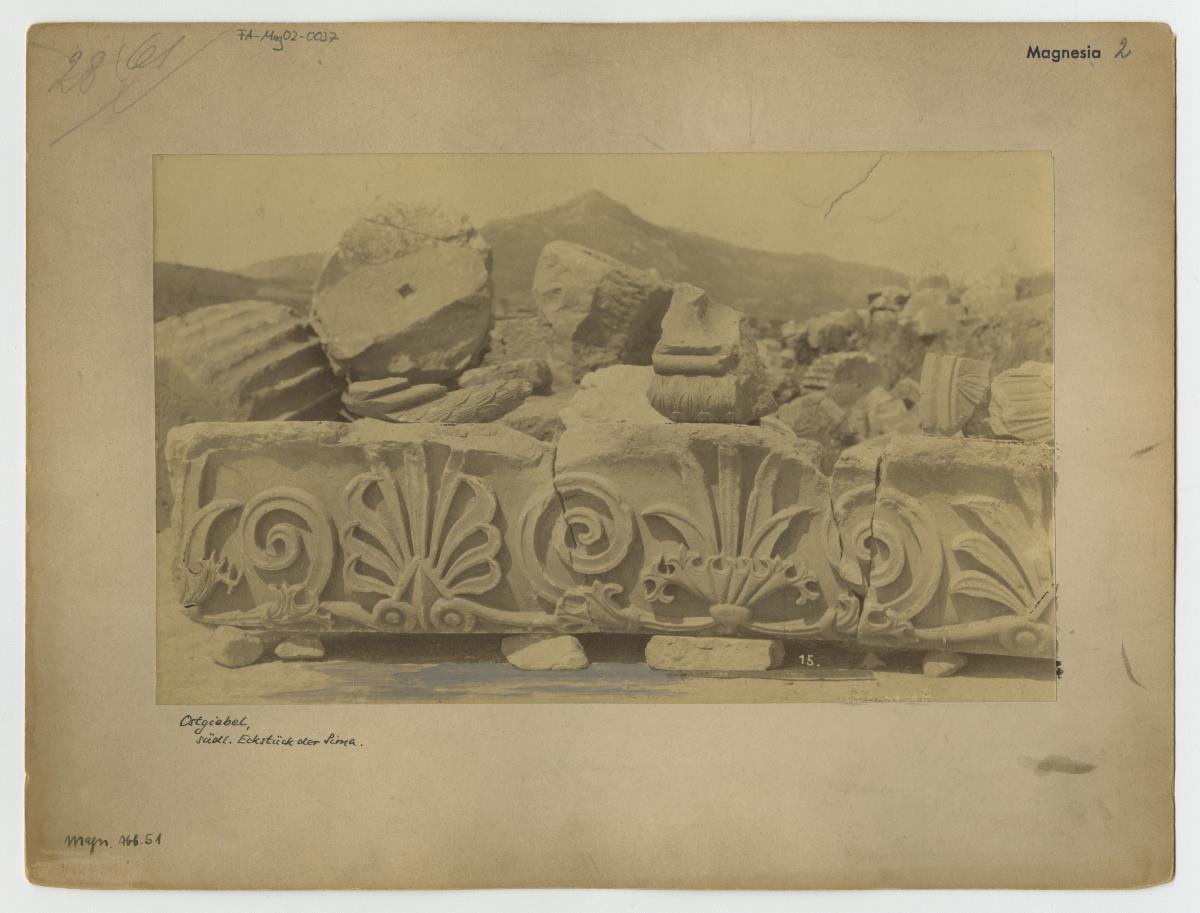 Magnesia am Mäander, Artemision, Ostgiebel, Sima