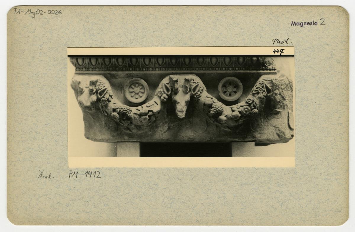 Magnesia am Mäander, Artemision, Opisthodom, Gesims und Fries (Aufstellung in Berlin)