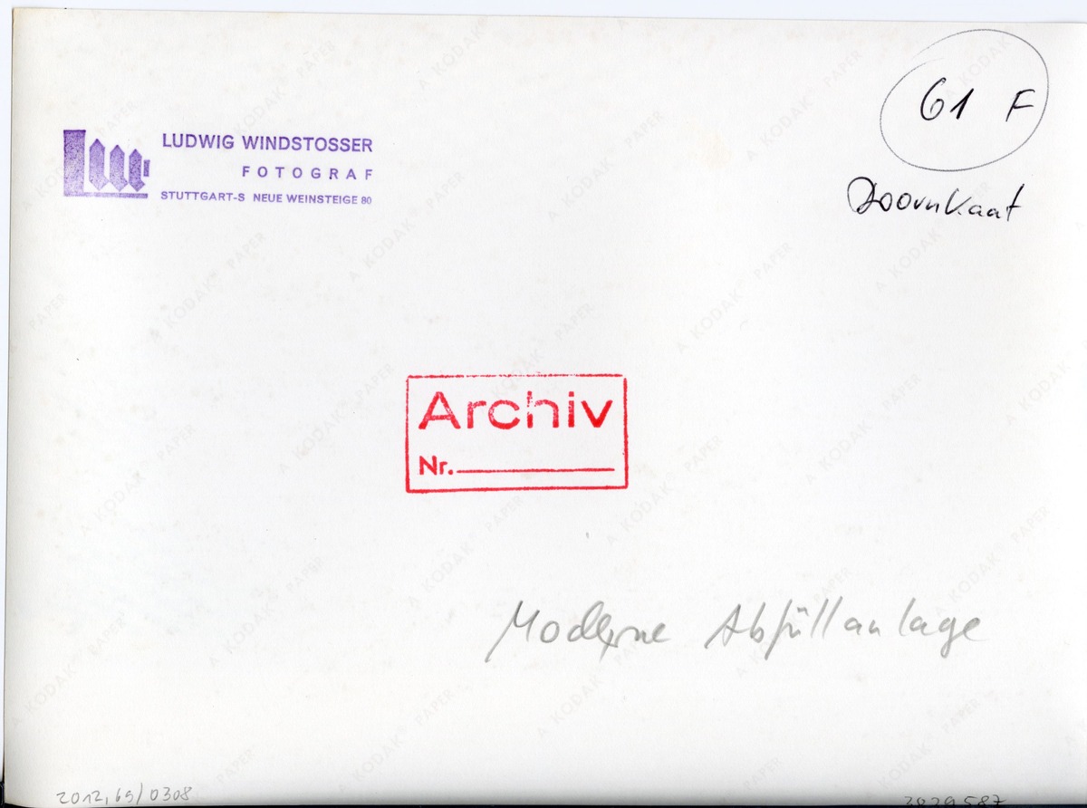 Doornkaat, Arbeiterinnen an der automatisierten Abfüllanlage für Doornkaat-Korn (Schnaps)