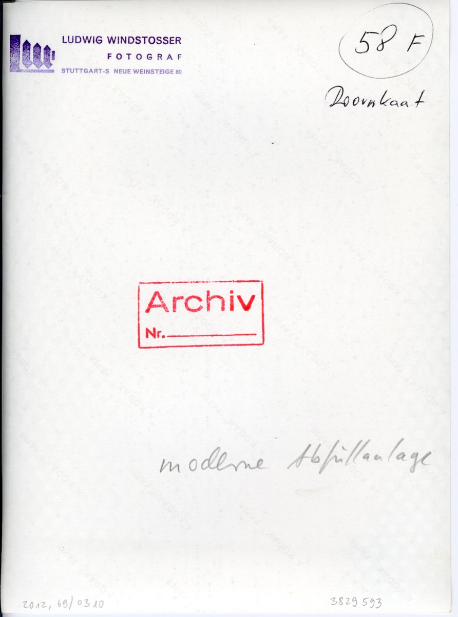 Doornkaat, Arbeiterin an der automatisierten Abfüllanlage für Doornkaat-Korn (Schnaps)