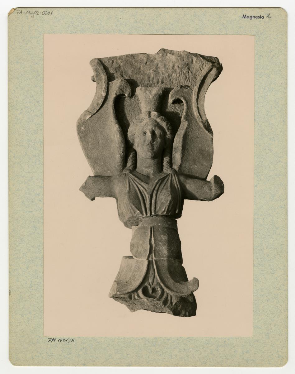 Magnesia am Mäander, Artemision, Mittelakroter des Ostgiebels