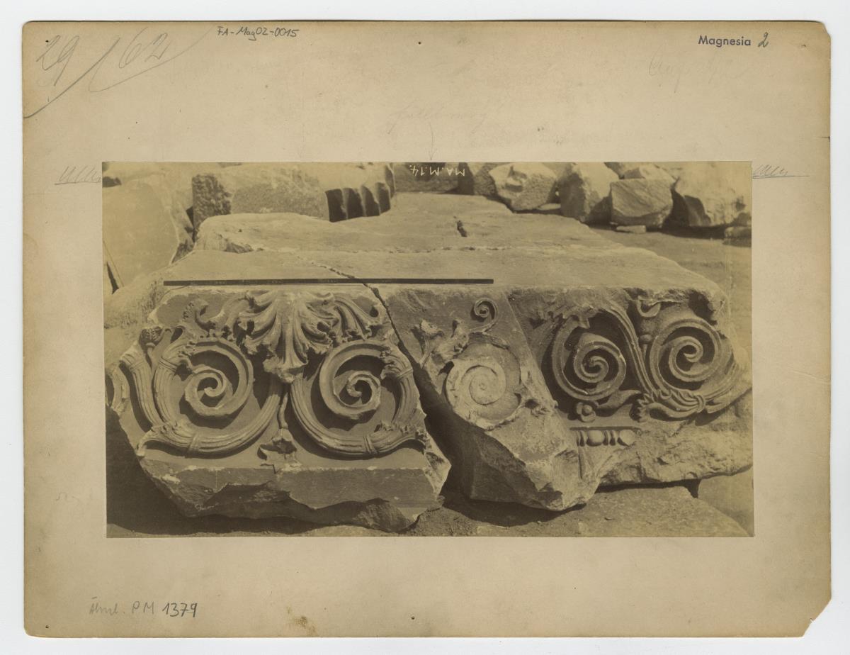 Magnesia am Mäander, Artemision, Antenkapitell