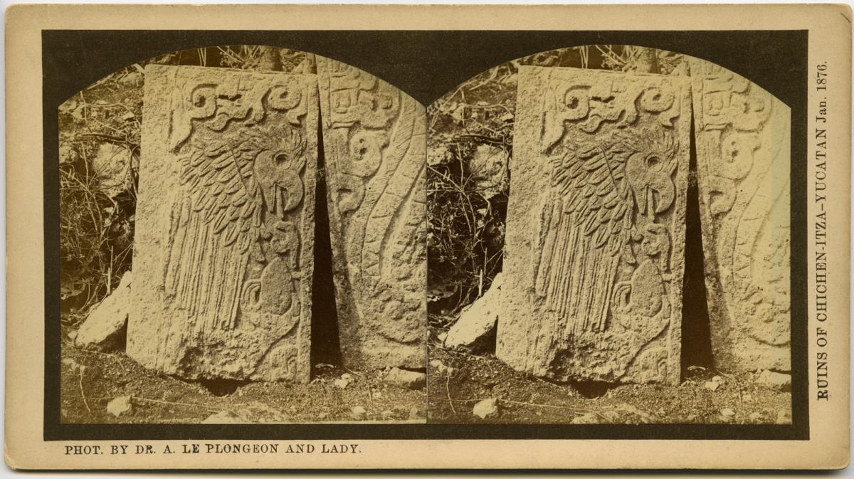 Steinrelief, das einen Adler darstellt, der ein (vermutl. menschliches) Herz in seiner Kralle hält.