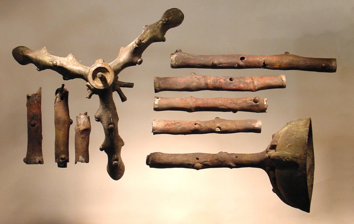 Kandelaber in Form eines knotigen Stamms, oben eine Schale mit Dorn (modern; ganz dem pompejanischen entsprechend)