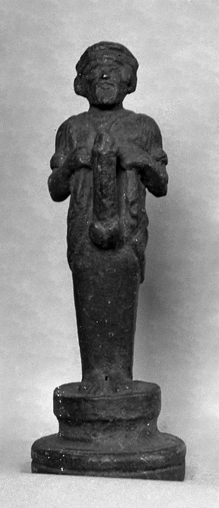 Priapus, mit einem turbanähnlichen, asiatischen Kopfputz, ..., Gewand von dem großen, aufgerichteten Phallus aufhebend, ... (modern)