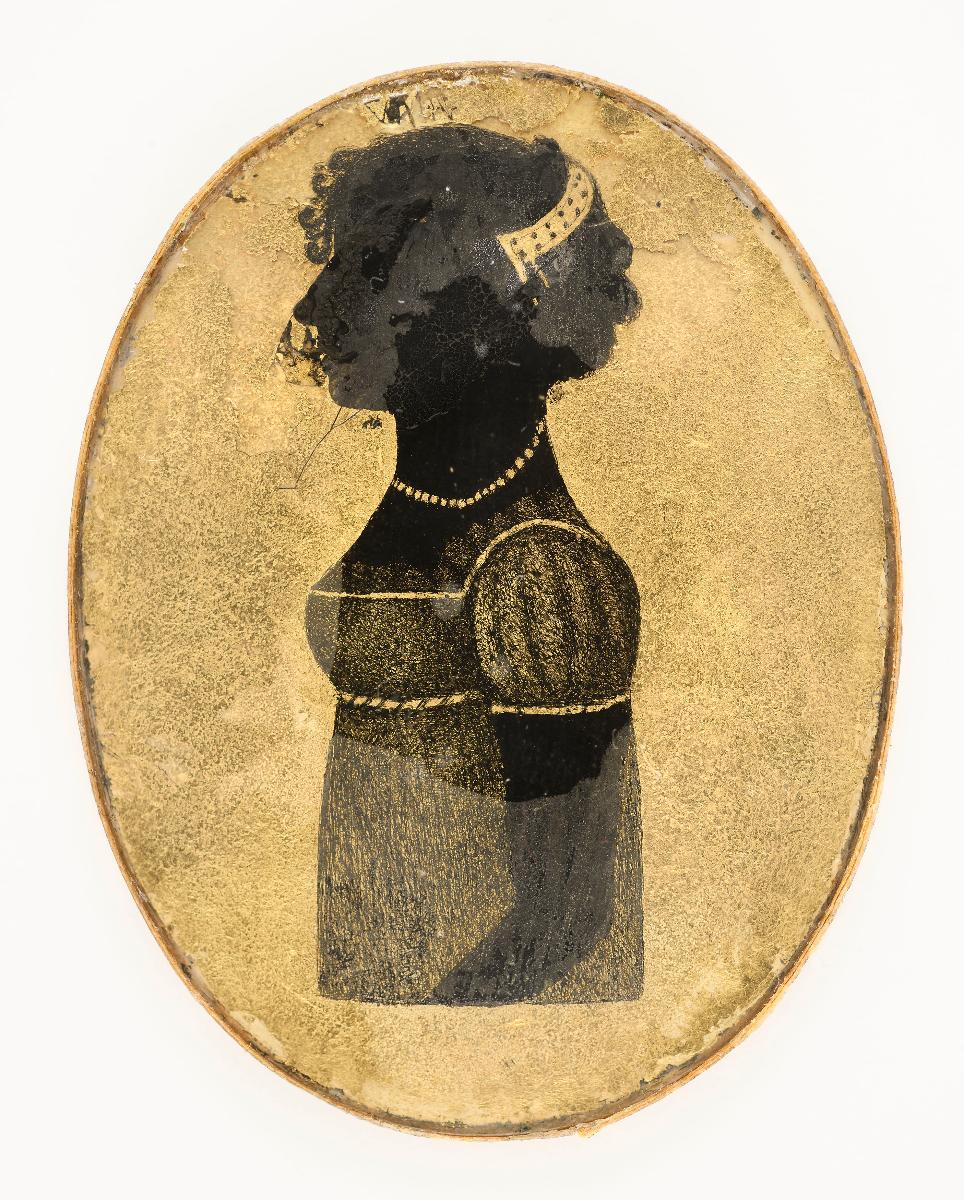 Profilbild einer Frau in Chemisenkleid und Haarschmuck