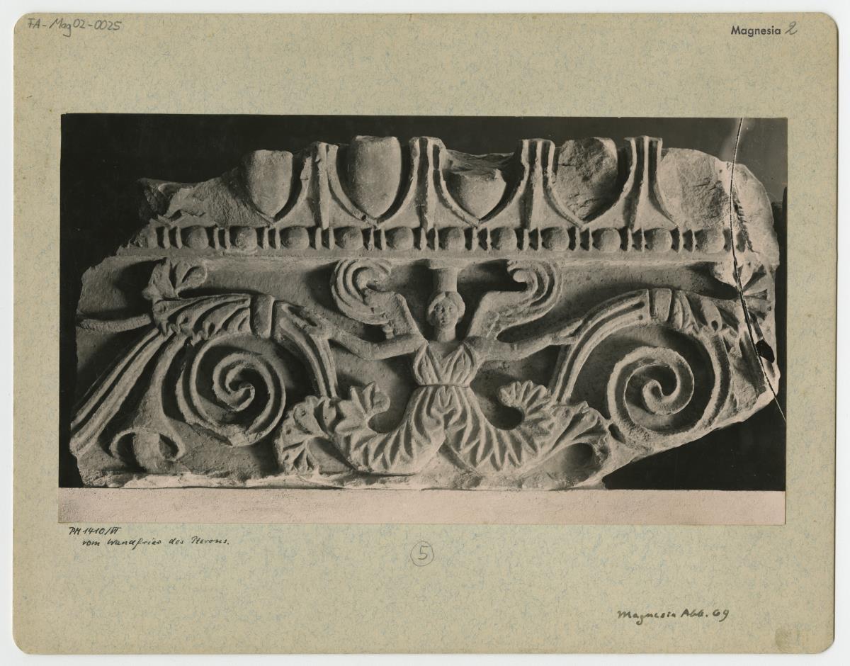 Magnesia am Mäander, Artemision, Pteron, Wandfries