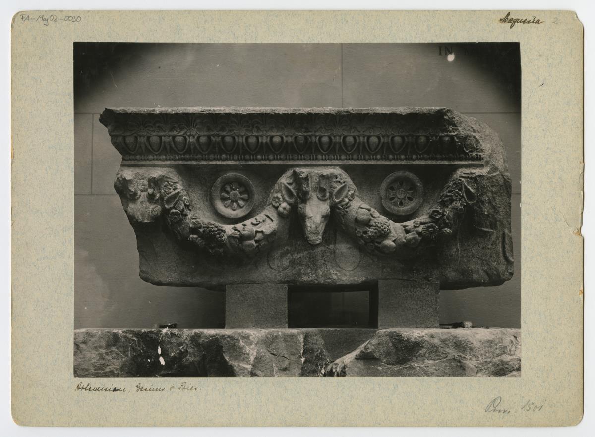 Magnesia am Mäander, Artemision, Opisthodom, Gesims und Fries (Aufstellung in Berlin)
