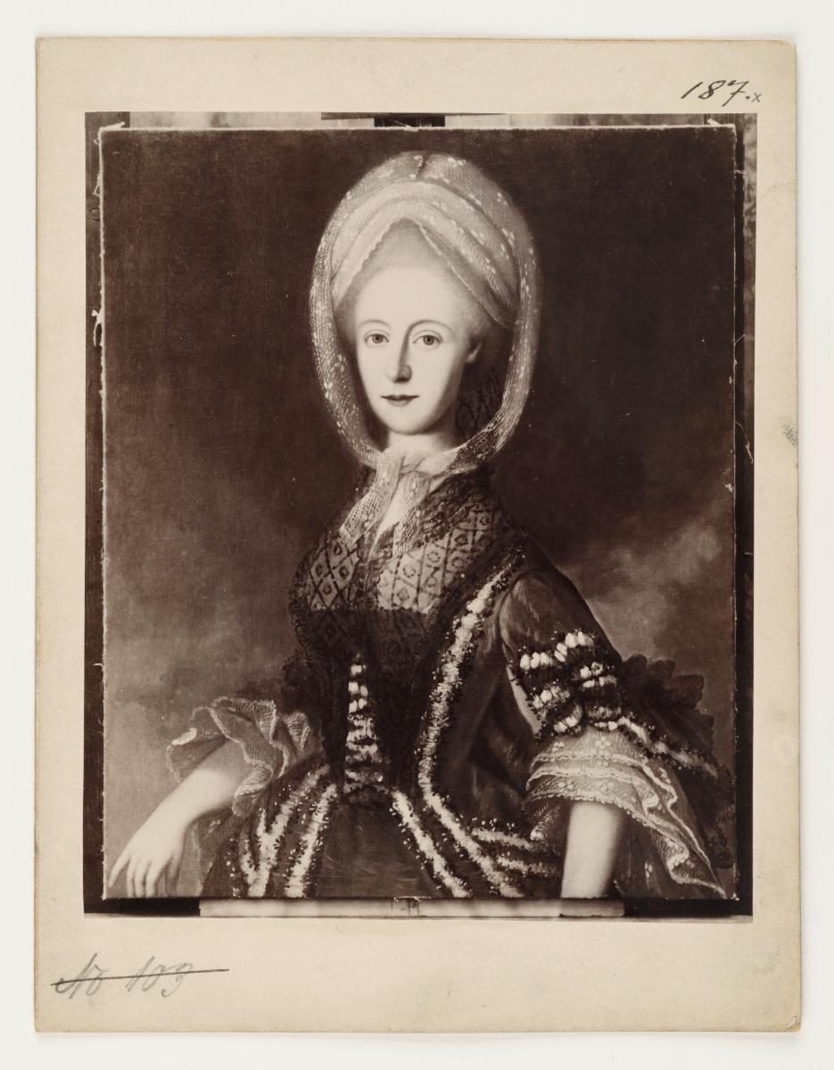 Porträt einer Frau in Manteau mit Engageantes und Dormeuse