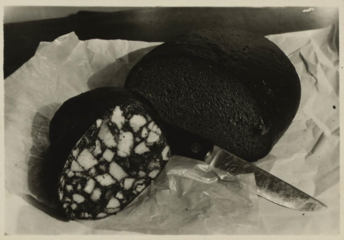 Stillleben Brot, Wurst und Messer