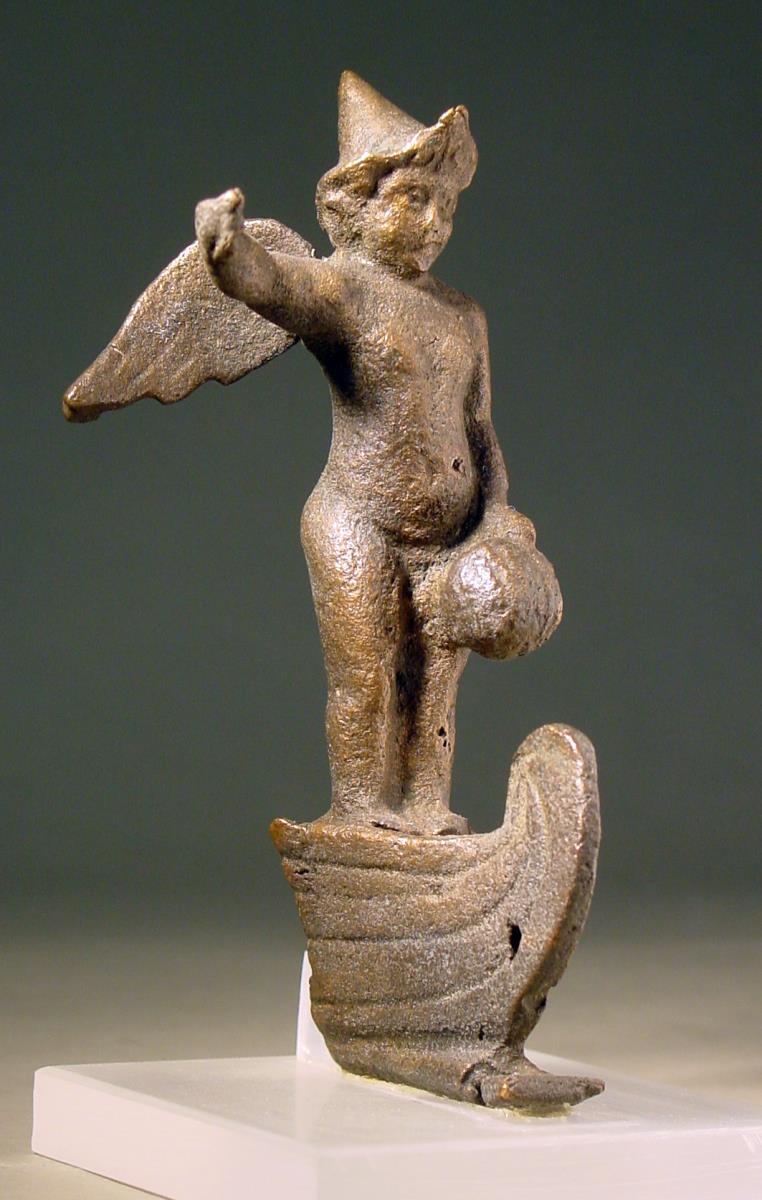 Römische Statuette des Amor, auf Prora stehend