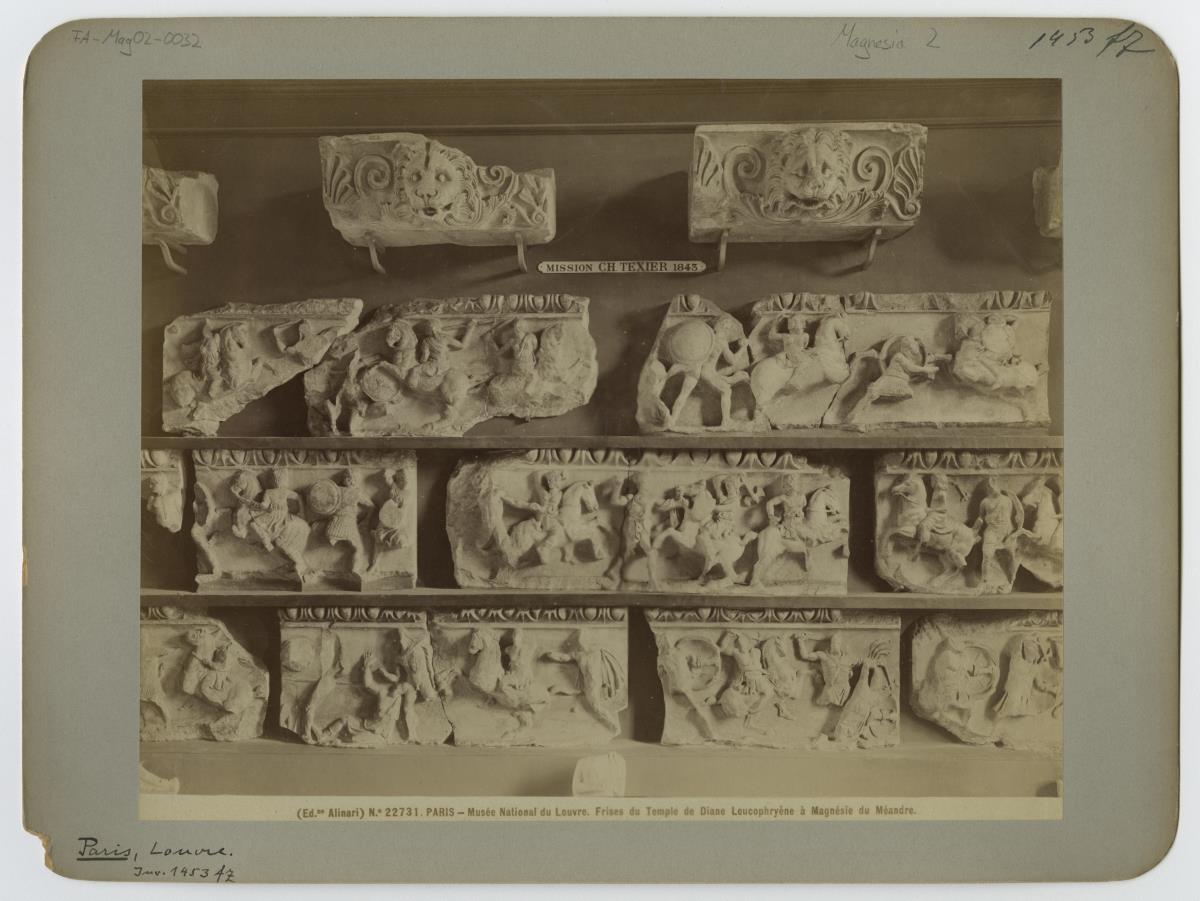 Magnesia am Mäander, Artemision, Fries und Sima (Aufstellung in Paris, Musée du Louvre)